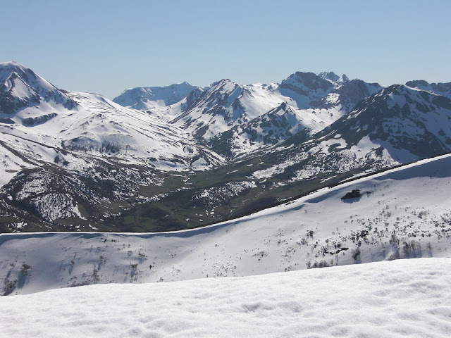 Valle de Torrestío con el Montigüeiru al fondo