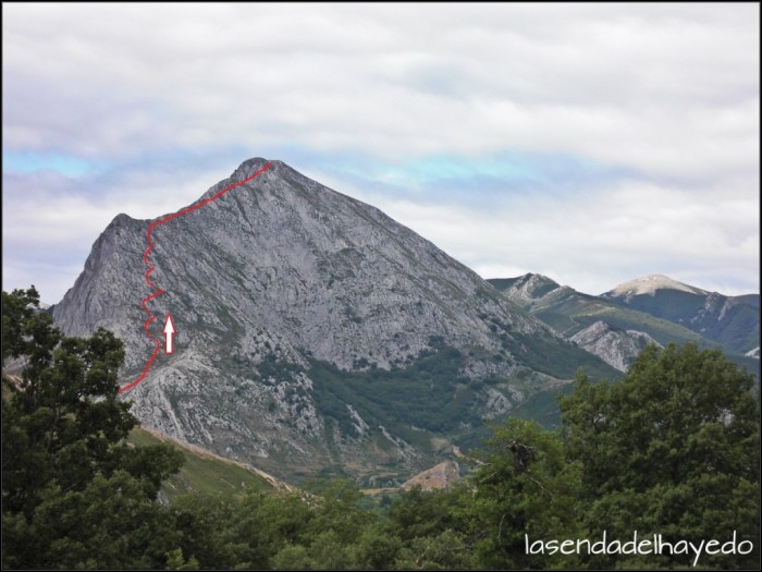 Susarón Cara Este vista desde Redipollos. En rojo la ruta de ascenso desde Camposolillo.