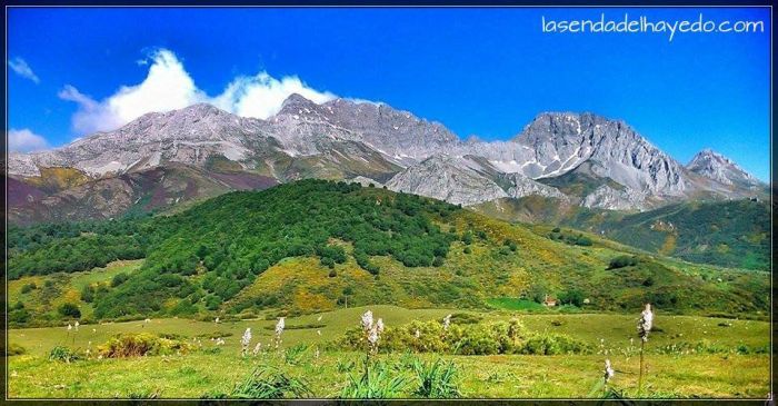 Macizo de Ubiña con el monte Valtarón en primer plano, el único gran fayéu -hayedo- en la vertiente leonesa de esta montaña.