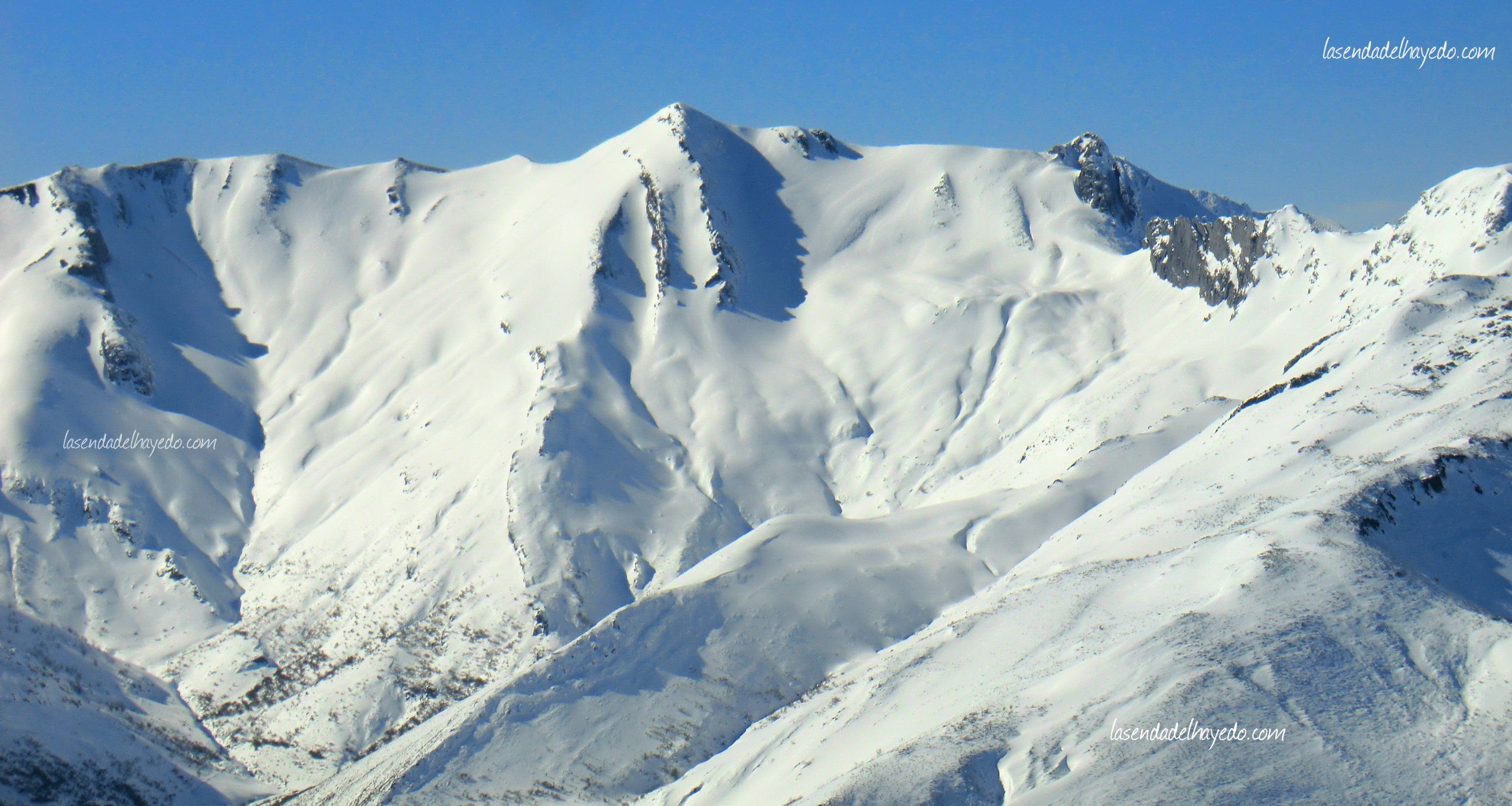 El Pico Huevo, presidiendo el altivo valle de Faro