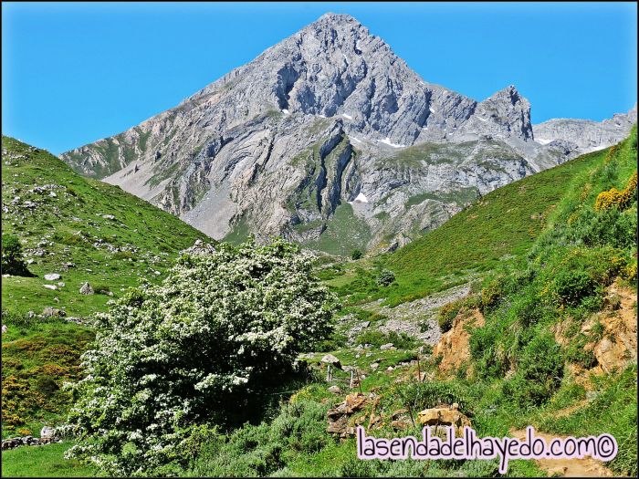 Ubiña, majestuosa