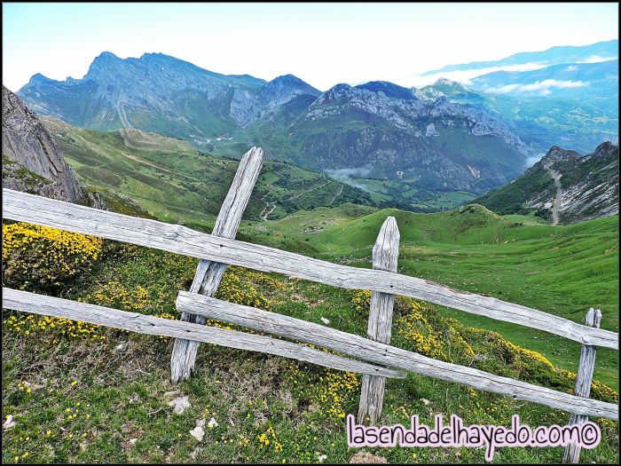 Límite de León y Asturias en Candioches. Abajo los puertos de Axeite.