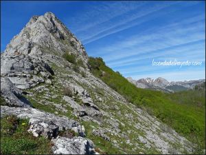 Primer contacto serio con la caliza. Inicio del sendero fitado hacia la cumbre.