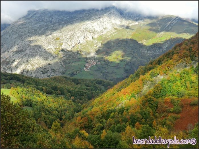 Villa de Sub, al otro lado del valle, colgado de la montaña