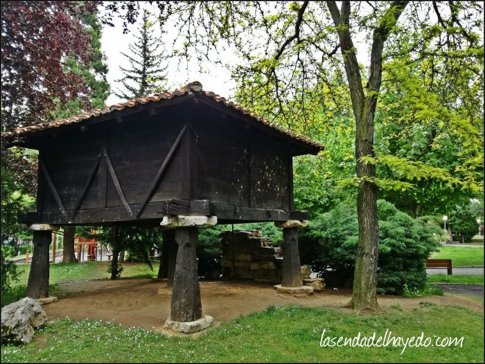 Hórreo de Pedrosa del Rey, precioso pueblo sepultado bajo en embalse de Riaño en los año, del que se salvaron algunas joyas arquitectónicas como iglesias y este hórreo a cuatro aguas hoy establecido en el parque de los Reyes de la ciudad de León