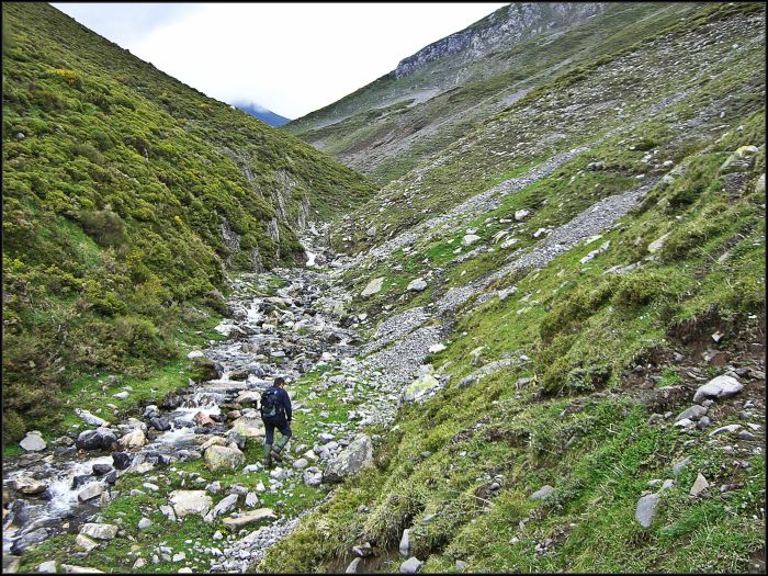 Ascendiendo hacia el colláu Les Arriondes