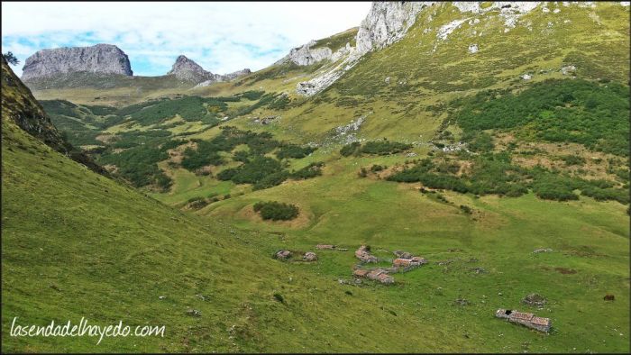 Braña del L.léu. Al fondo la peña de La Mesa.