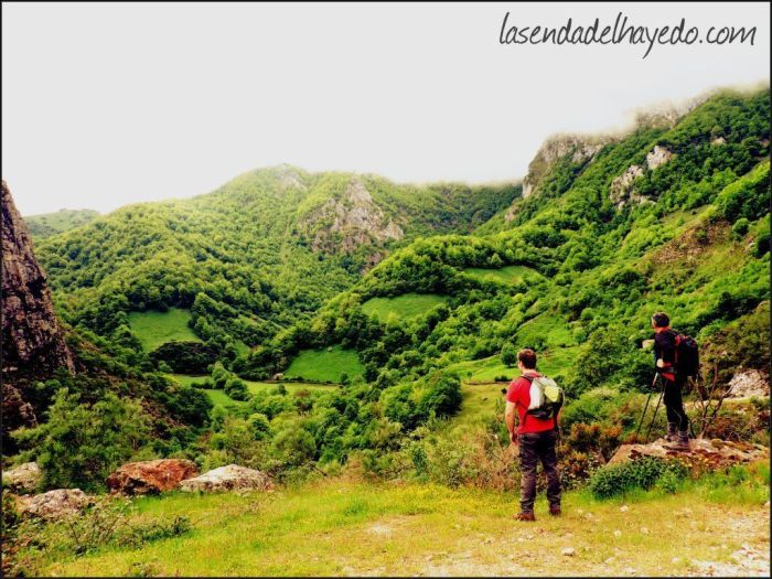 Con vistas al valle de la Foz de la Caviyera, por donde ascenderemos y descenderemos (derecha e izquierda respectivamente).