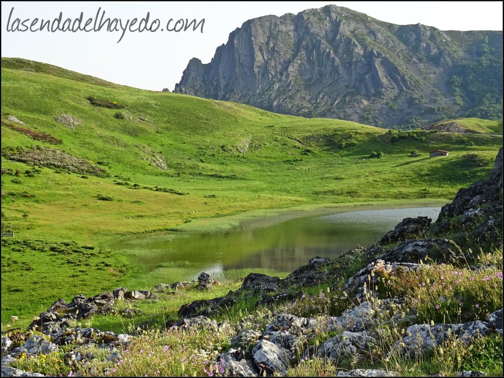 Lago de Isoba, que guarda sugerentes leyendas sobre el bien y el mal...