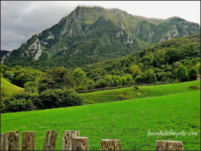 Desde Bueida hacia la montaña que bordearemos por su lado izquierdo para internarnos en Güeria