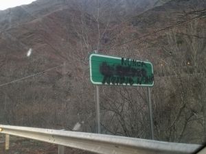 Cartel de entrada a El Bierzo cercano a Villarino del Sil (Palacios del Sil) totalmente tachado