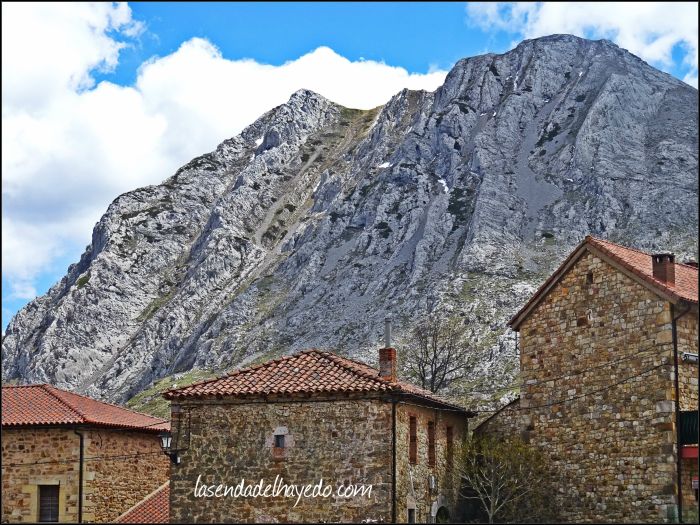 Valdeteja. La verde sobre las casas.