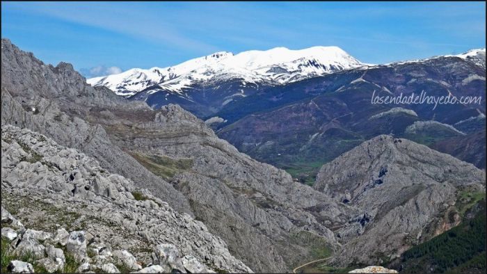 La parte alta del valle del río Curueño, con San Isidro bien cubierto de nieve en el mes de Mayo.
